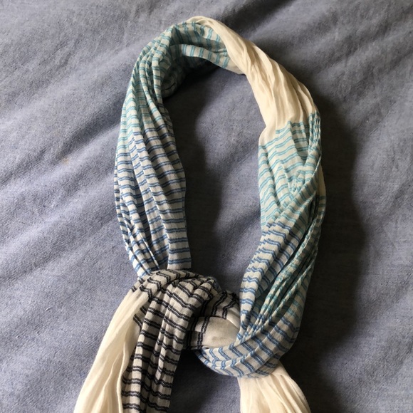 Bundle of Scarfs (2)~ H&M + Gap ~ Multi colour / standard scarf size. - Picture 10 of 13